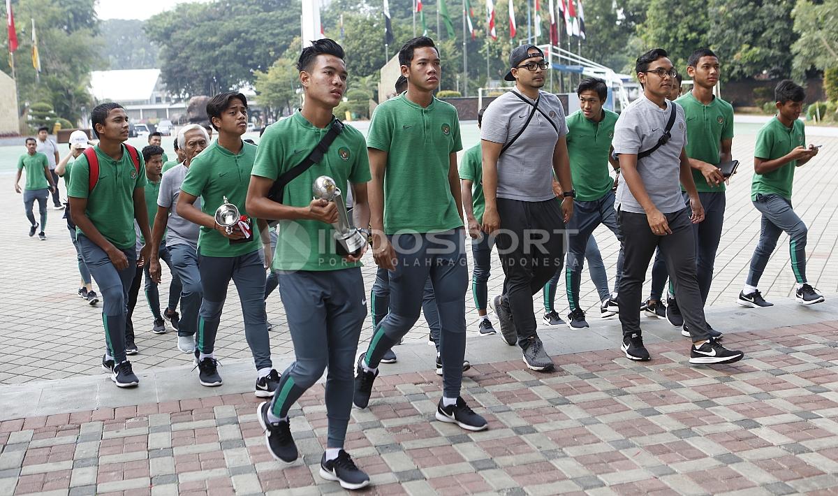 Para pemain Timnas Indonesia U-16 menuju kantor Kemenpora.