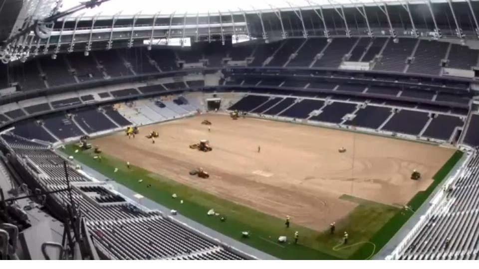 Proses pemasangan rumput di Stadion White Hart Lane milik Tottenham Hotspurs