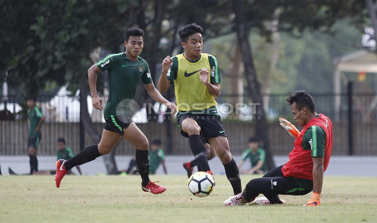 Perebutan bola antara pemain dengan kiper Timnas Sepakbola Indonesia U-19 di laga internal game Rabu (03/09/18).