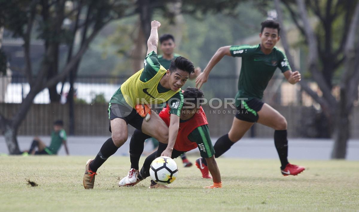 Pemain Timnas Sepakbola Indonesia U-19 harus jatuh bangun mengamankan bola.