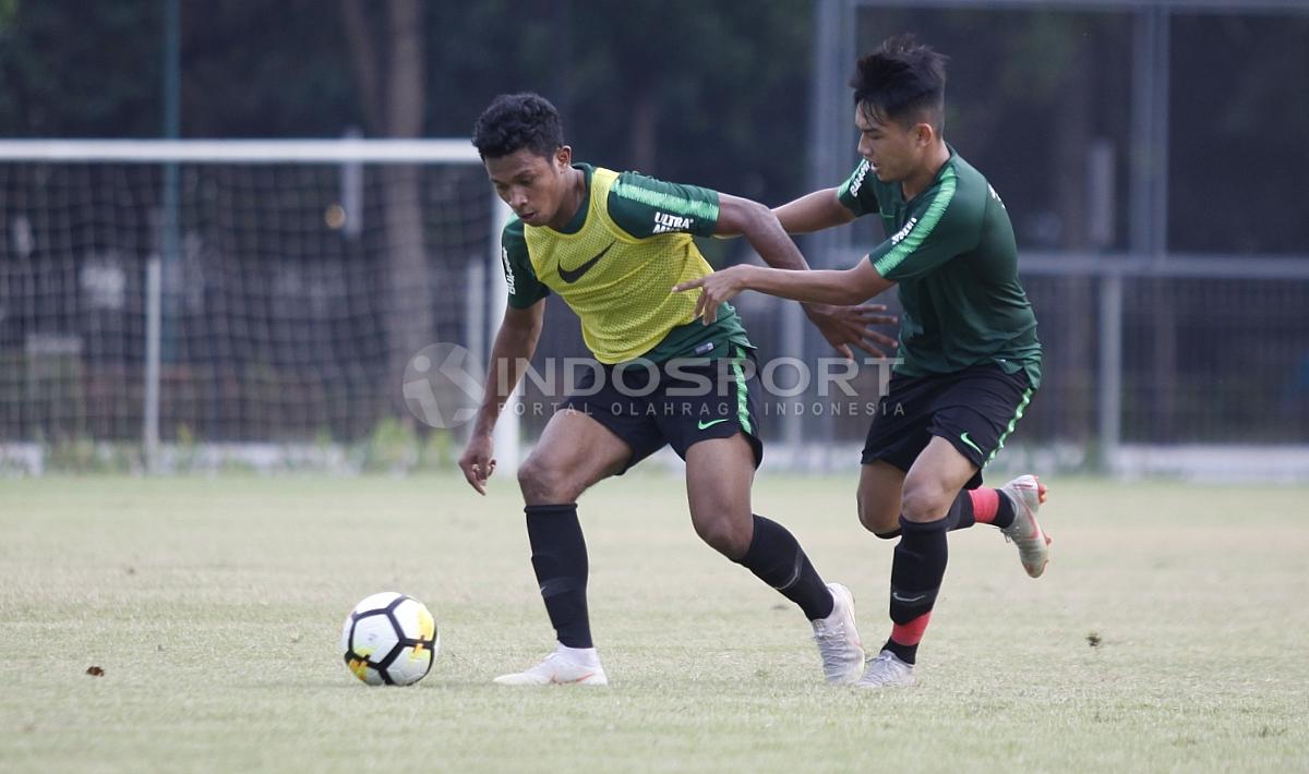 Duel pemain di Lapangan A Senayan, Jakarta, Rabu (03/09/18).