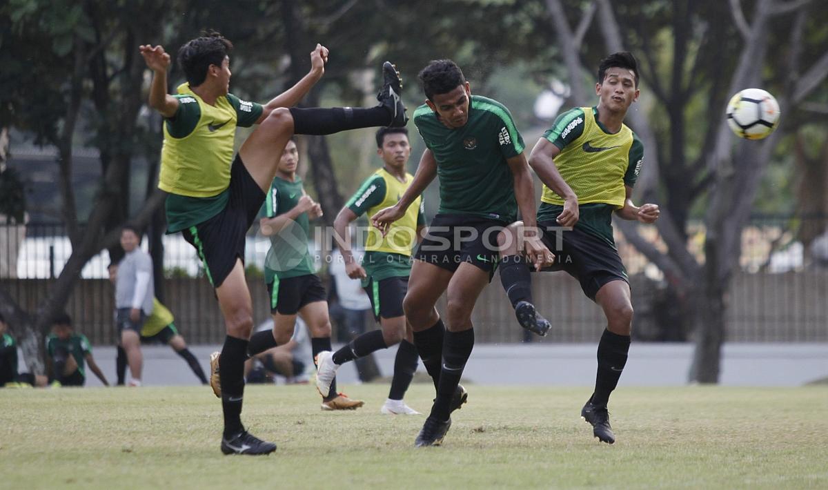 Timnas Sepakbola Indonesia U-19 menggelar internal game di Lapangan A Senayan, Jakarta, Rabu (03/09/18). Tim utama dikalahkan tim pelapis (pakai rompi) dengan skor 1-3. Copyright: Herry Ibrahim/INDOSPORT