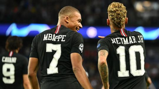Kylian Mbappe dan Neymar berselebrasi saat PSG vs Red Star di Liga Champions.