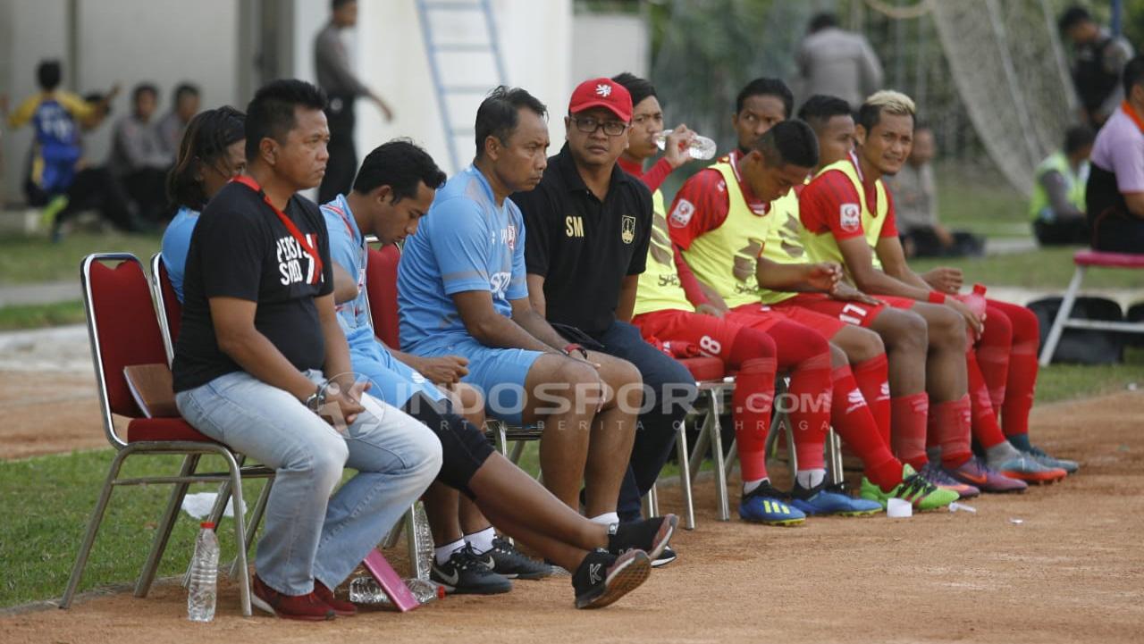 Bangku cadangan Persis Solo yang seperti acara kondangan.