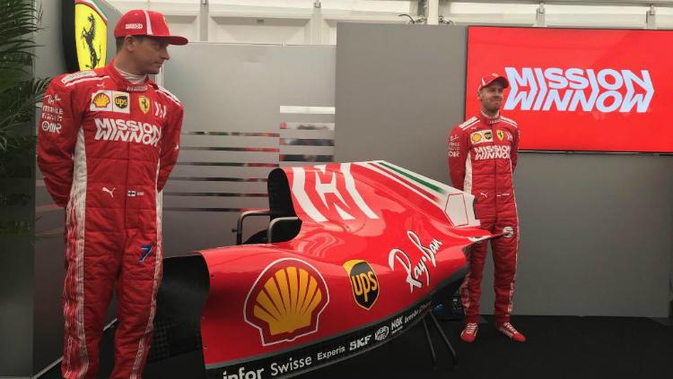 Sebastian Vettel dan Kimi Raikkonen kala memperkenalkan livery baru. - INDOSPORT