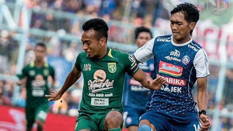 Duel antar pemain Arema Fc melawan Persebaya Surabaya.