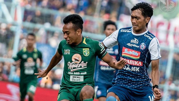 Duel antar pemain Arema Fc melawan Persebaya Surabaya. - INDOSPORT