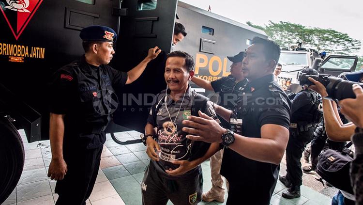 Djajang Nurdjaman turun dari kendaraan rantis.