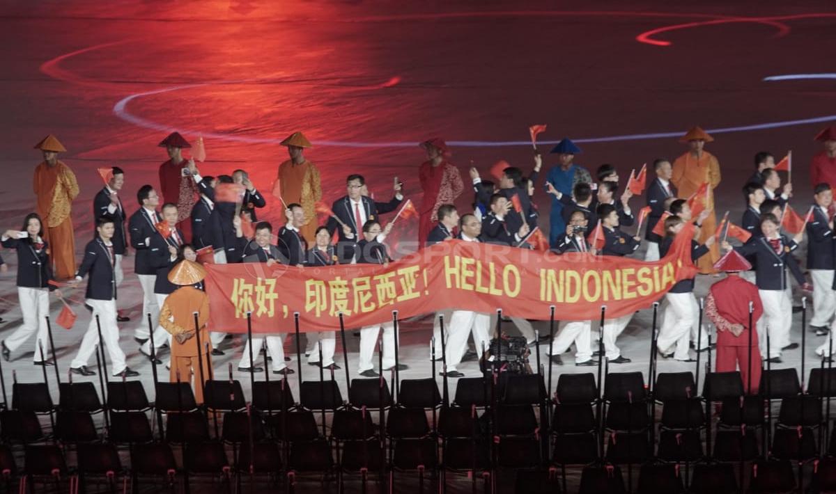 Kontingen China bentangkan spanduk 'Hello Indonesia' di pembukaan Asian Para Games 2018. - INDOSPORT