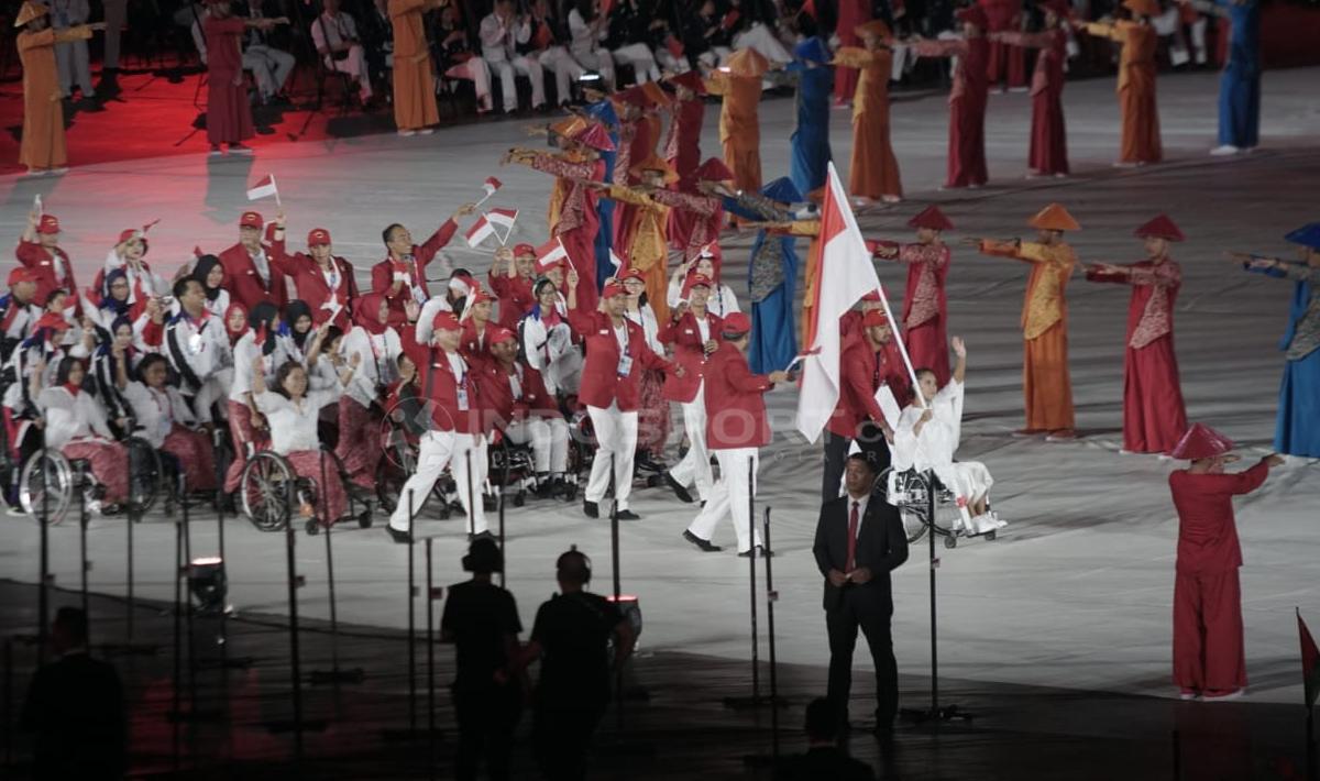 Kontingen Indonesia di pembukaan Asian Para Games 2018.