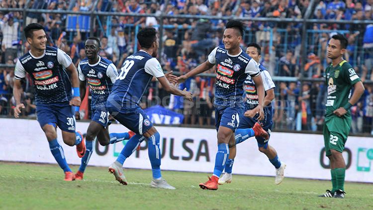 Ahmad Nur Hardianto melakukan selebrasi gol setelah membobol gawang Persebaya di menit 69. - INDOSPORT