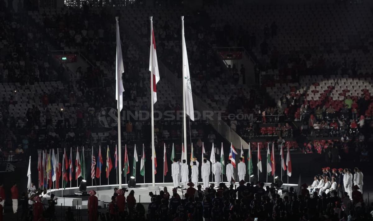 Proses pengibaran bendera negara di pembukaan Asian Para Games 2018.