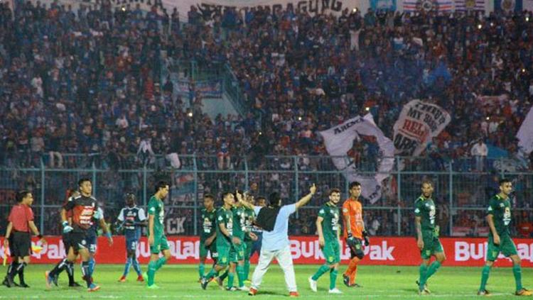 Aremania masuk lapangan