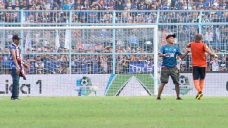 Aremania ejek Kiper Persebaya Surabaya. Copyright: emosijiwaku.com