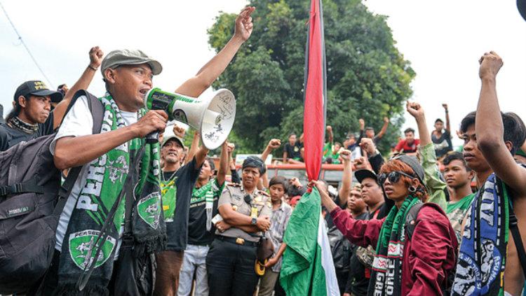 Salah satu pentolan Bonek Andie Peci turut memberikan reaksi tak biasa usai tahu Andik Vermansah resmi gabung ke Bhayangkara FC.