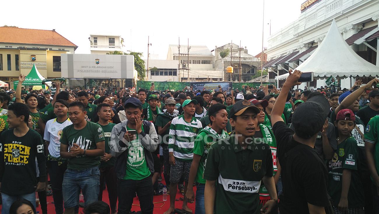 Meskipun hanya nobar mereka semangat mendukung Persebaya Surabaya. Copyright: Fitra Herdian/Indosport.com