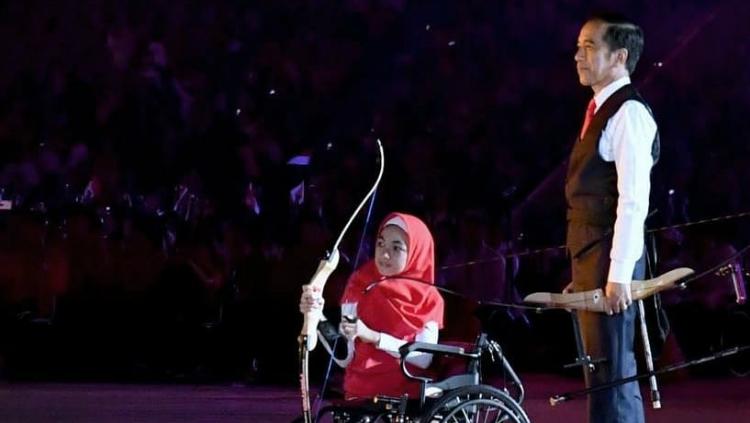 Presiden Joko Widodo bersama Bulan di opening Asian Para Games 2018. Copyright: Instagram/Jokowi