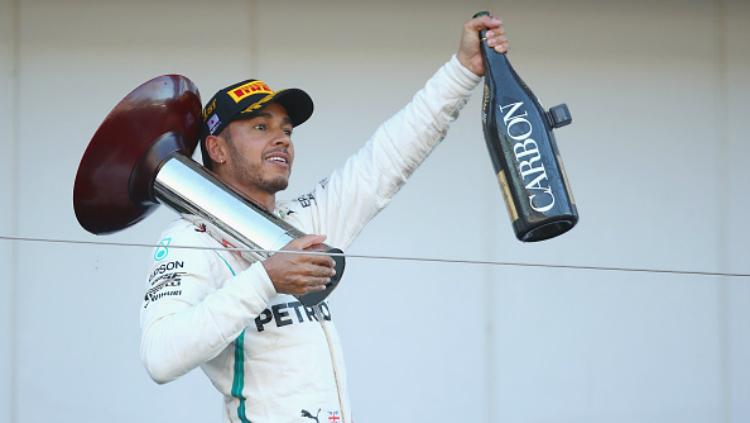 Lewis Hamilton, pembalap F1 dari tim Mercedes ini ternyata mengalami gangguan mental dan sempat punya hubungan kurang akrab dengan sang ayah. - INDOSPORT