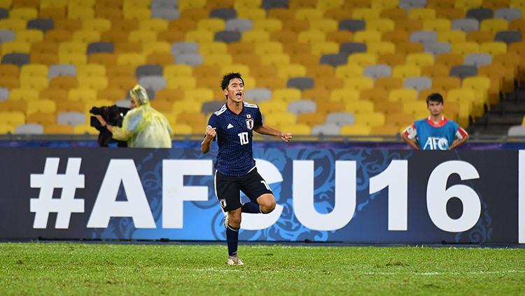 Jun Nishikawa berselebrasi usai mencetak gol ke gawang Tajikistan.