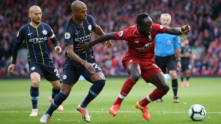 Fernandinho kawal ketat Sadio Mane Copyright: Getty Images