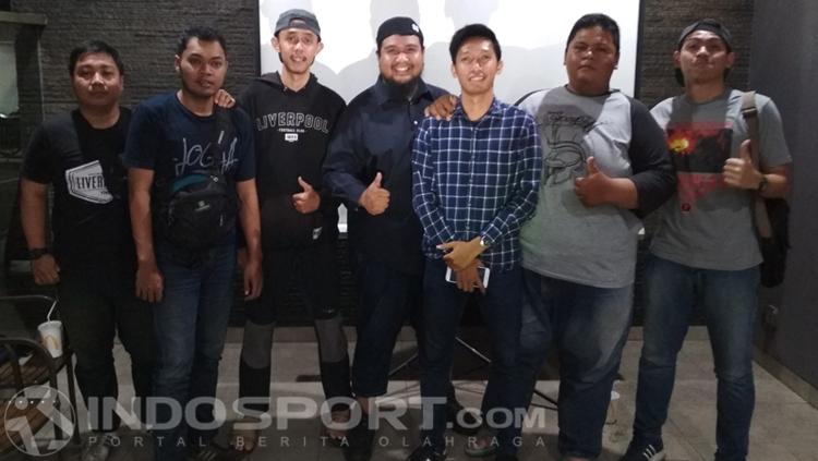 Beberapa panitia donasi untuk Palu dan Donggala, salah satunya Dwiki Surya Gumilang (Empat Dari Kiri) dari Paguyuban Suporter Tangsel jelang nobar Liverpool vs Manchester City di Pondok Cabe, Tangerang Selatan