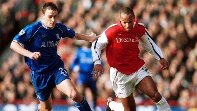 John Terry (kiri) dan Thierry Henry ketika masih aktif sebagai pemain. Copyright: Getty Images