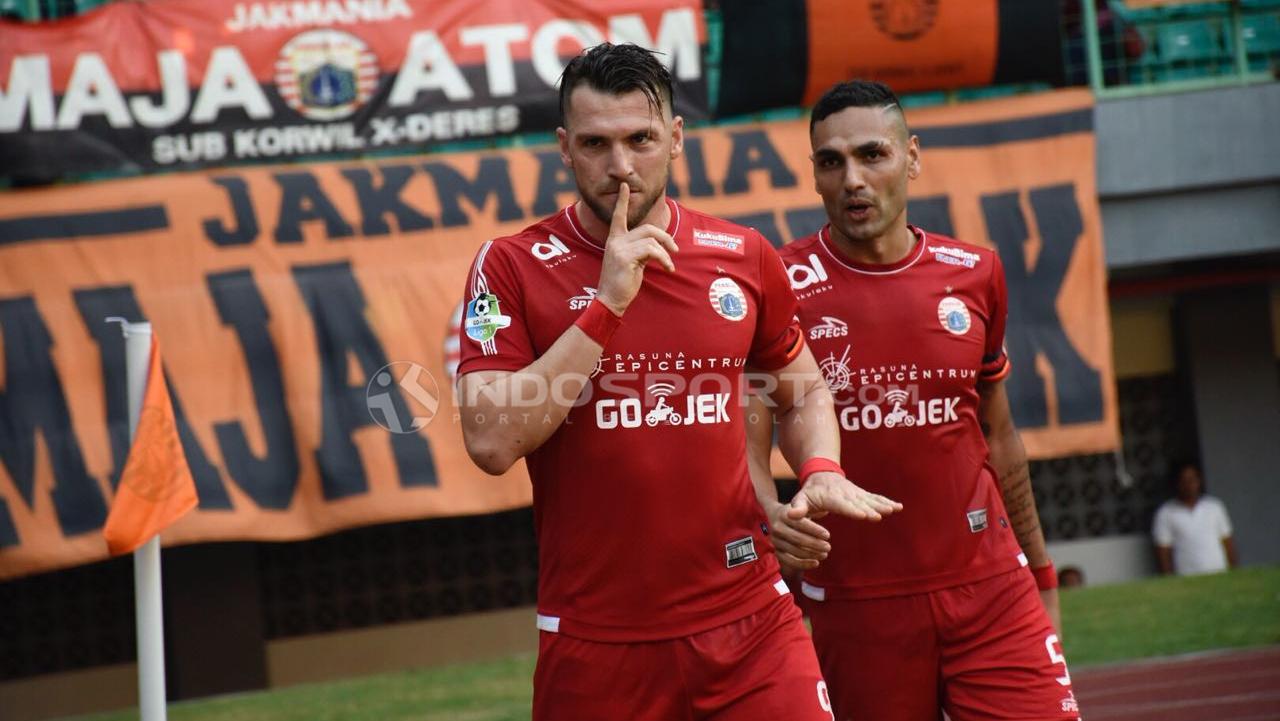 Selebrasi Marco Simic (Persija Jakarta) saat membobol gawang Perseru Serui hadiah penalti dari wasit. Copyright: Herry Ibrahim/Indosport.com