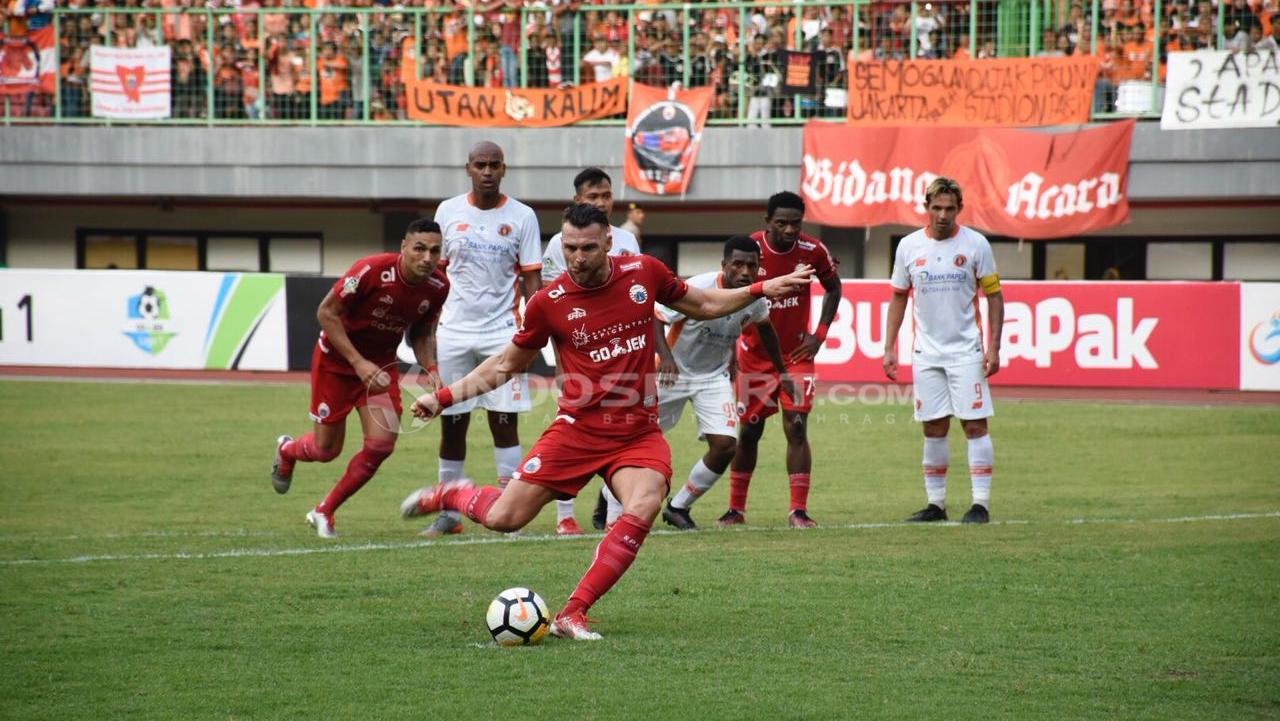 Tendangan penalti Marco Simic (Persija Jakarta) saat membobol gawang Perseru Serui. Copyright: Herry Ibrahim/Soicaumienbac.cc