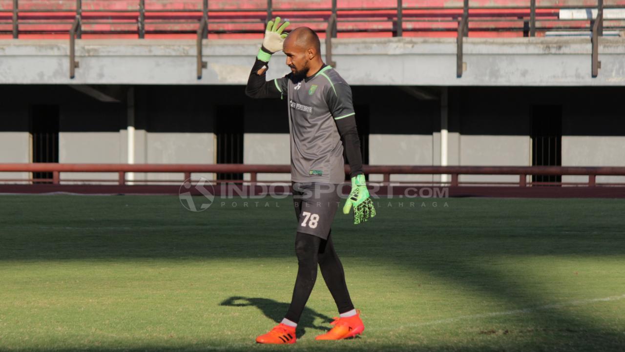 Alfonsius Kelvan istirahat sejenak saat latihan Persebaya berlangsung. Copyright: Fitra Herdian/Indosport.com