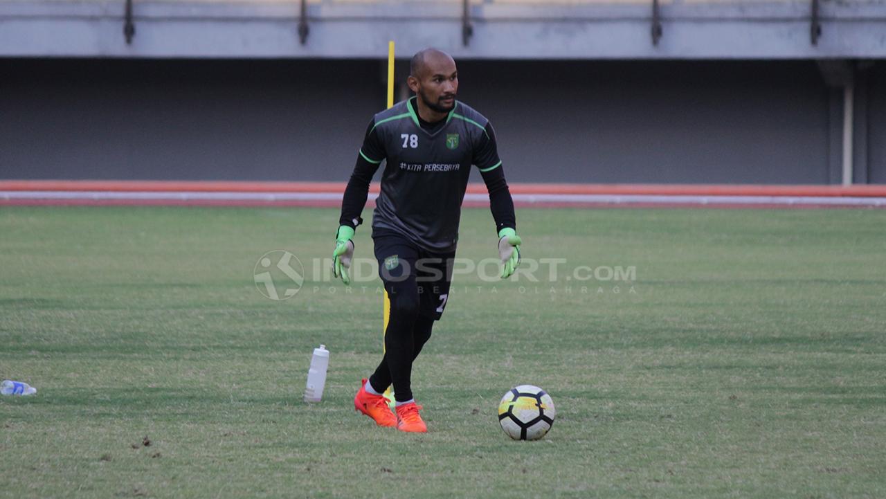Kiper Persela Lamongan, Alfonsius Kelvan merupakan salah pemain mualaf yang turut merayakan hari Idulfitri.