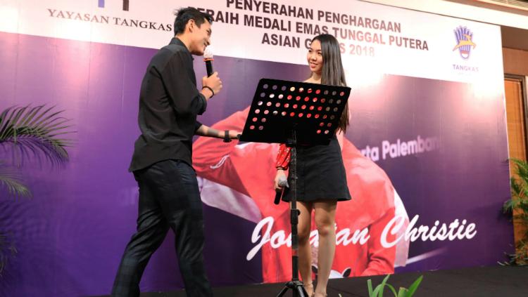 Jonatan Christie menyanyikan sebuah lagu untuk cucu pemilik PB Tangkas.