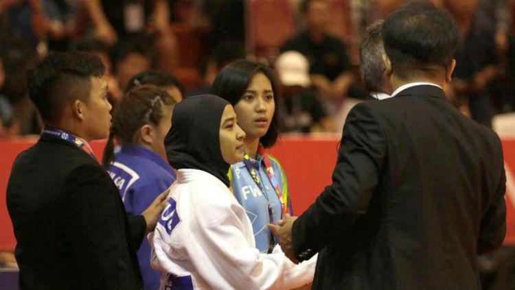 Miftahul Jannah (tengah) saat ingin bertanding di Asian Para Games 2018 gunakan hjijab. Copyright: ANTARA FOTO/BOLA.COM/M Iqbal Ichsan