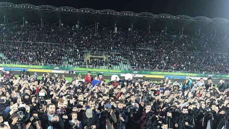 Ribuan penonton memadati stadion tempat acara penyambutan Khabib Nurmagomedov di Dagestan, Rusia. Copyright: twitter/metesohtaoglu