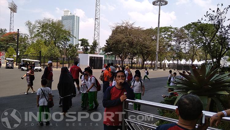 Murid sekolah memadati Stadion Utama Gelora Bung Karno, Jakarta guna menonton pertandingan Asian Para Games 2018, Selasa (09/10/18). Copyright: Tiyo Bayu Nugroho/INDOSPORT