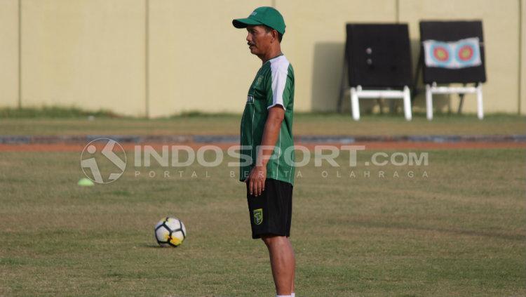 Djajang Nurdjaman saat memimpin latihan Persebaya Surabaya. Copyright: Fitra Herdian/INDOSPORT