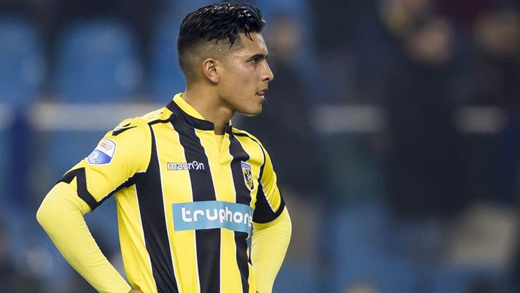 Gelandang Vitesse, Navarone Foor yang keturunan Maluku cetak gol spektakuler di kasta tertinggi sepak bola Belanda, Eredivisie musim 2018/19. Copyright: twitter.com/seg_football