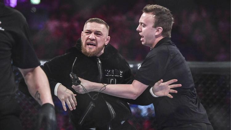 McGregor pernah membuat kerusuhan di laga MMA pada 2017 - INDOSPORT