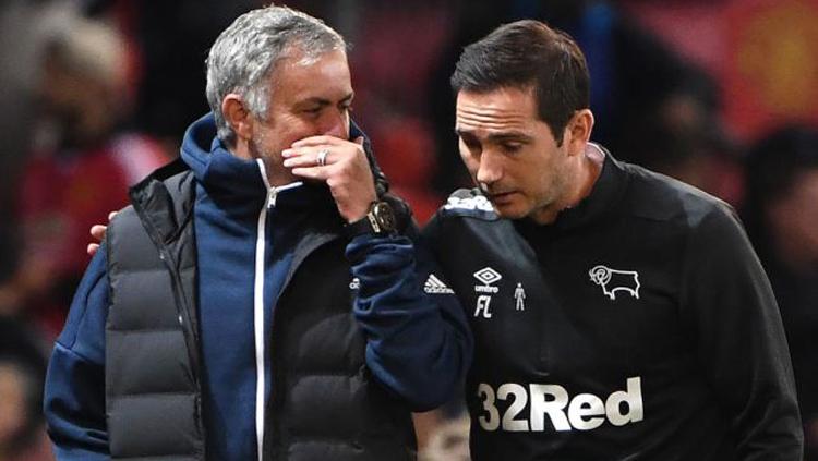 Mourinho membisikkan sesuatu ke Lampard Copyright: Getty Images