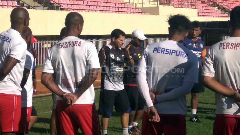 Pelatih Persipura Jayapura, Oswaldo Lessa saat mendampingi anak asuhnya berlatih. Copyright: Djarwo Bigreds/Indosport.com