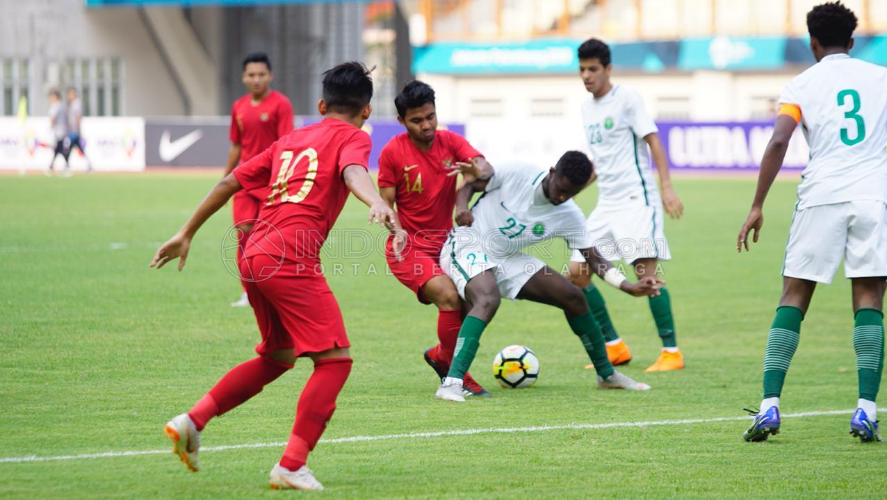 Duel antara pemain Timnas Indonesia U-19 vs Arab Saudi U-19.