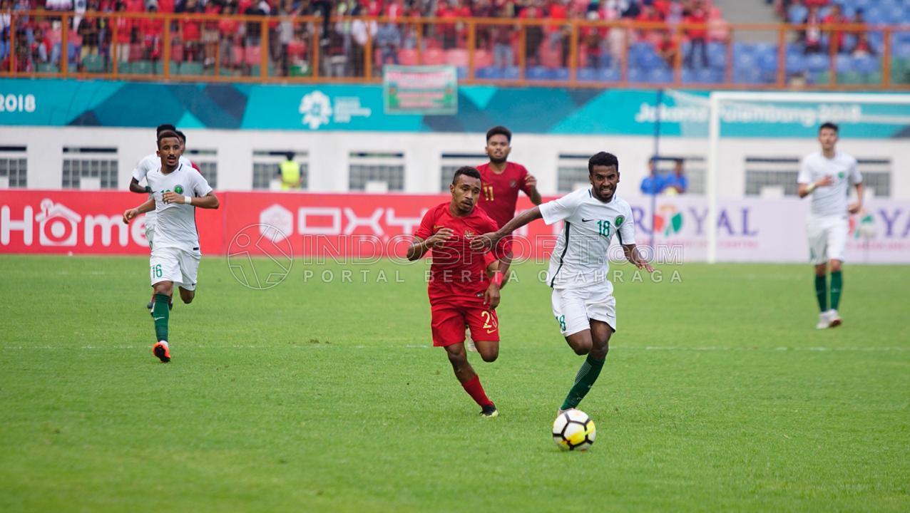 Duel antara pemain Timnas Indonesia U-19 vs Arab Saudi U-19.