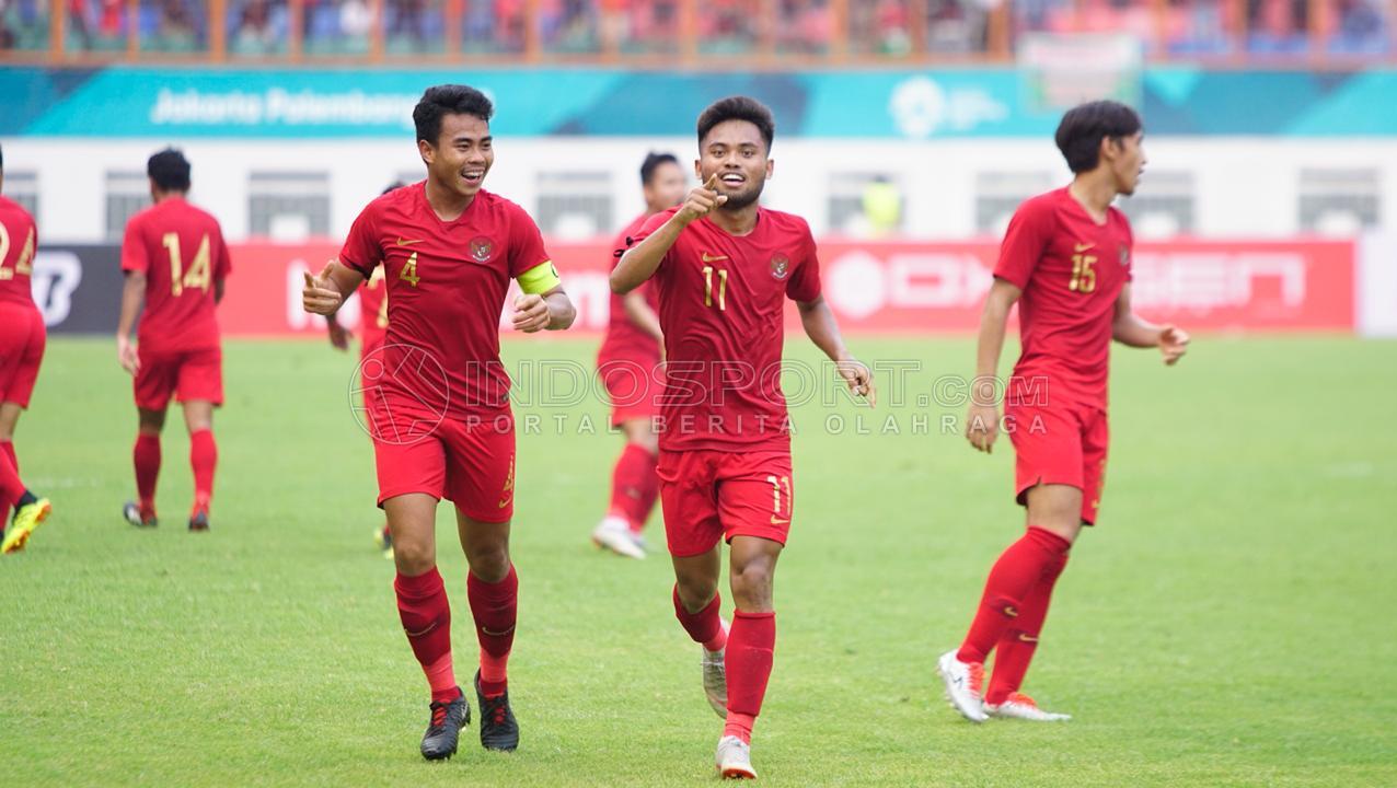 Selebrasi Saddil Ramdani bersama teman setimnya setelah membobol gawang Saudi Arabia. Copyright: Herry Ibrahim/Indosport.com