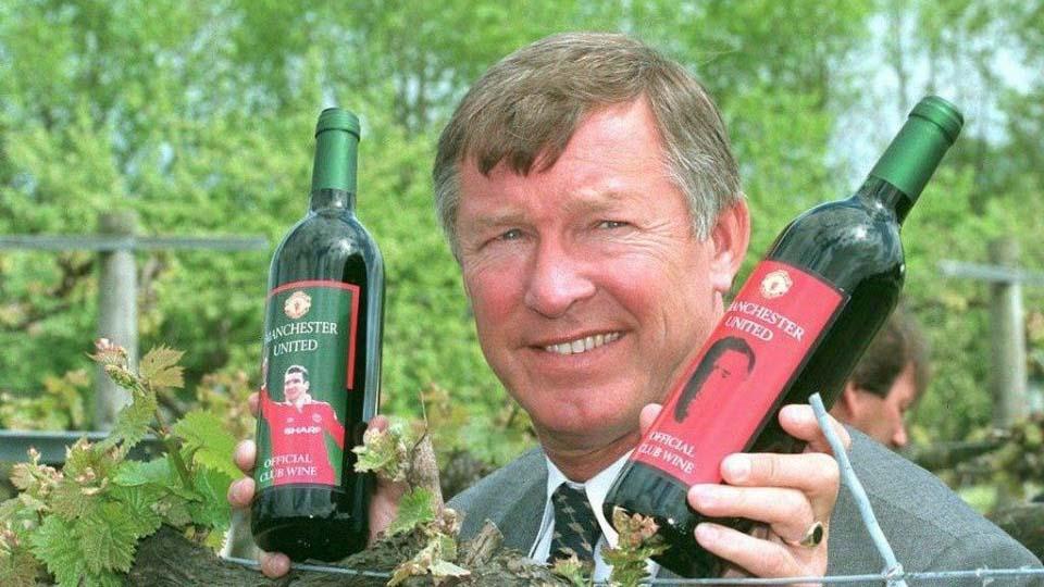 Sir Alex Ferguson dan beberapa koleksi botol wine Copyright: The Sun