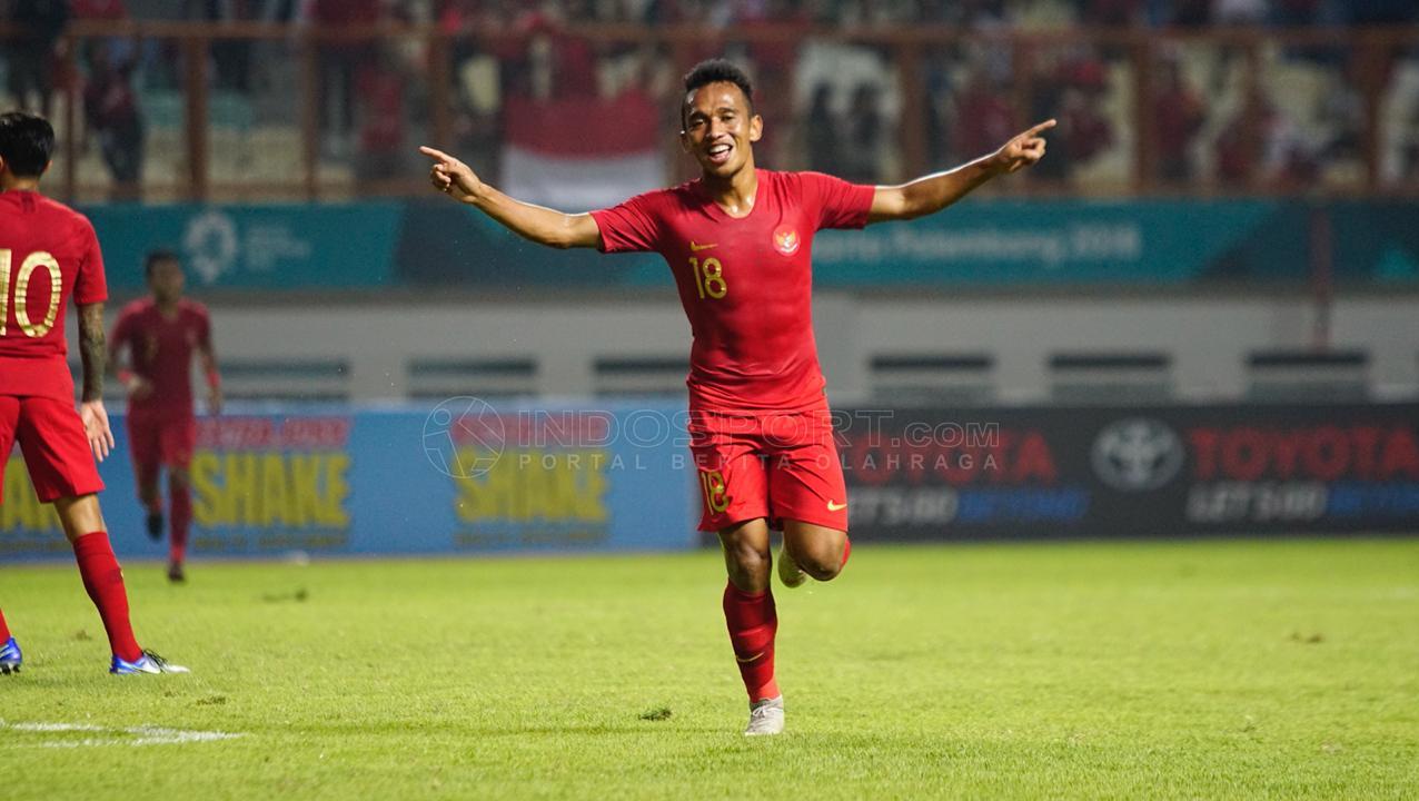 Selebrasi Irfan Jaya setelah gol kedua untuk Indonesia vs Myanmar. Copyright: Herry Ibrahim/Indosport.com