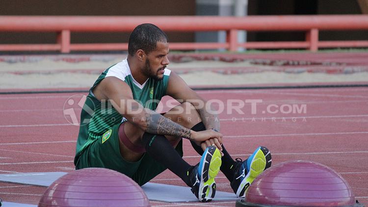 David Da Silva saat latihan terpisah di Stadion Gelora Bung Tomo.