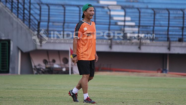 Djajang Nurdjaman memimpin latihan Persebaya. Copyright: Fitra Herdian/Indosport.