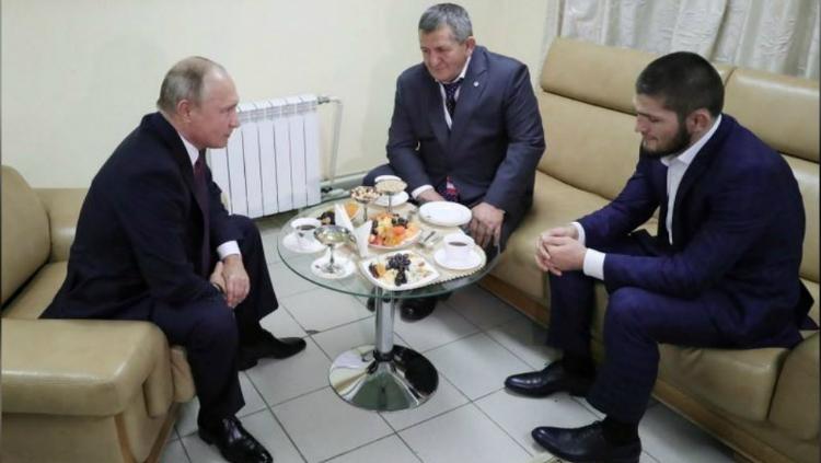 Momen presiden Vladimir Putin memberikan selamat langsung kepada Khabib Nurmagomedov.