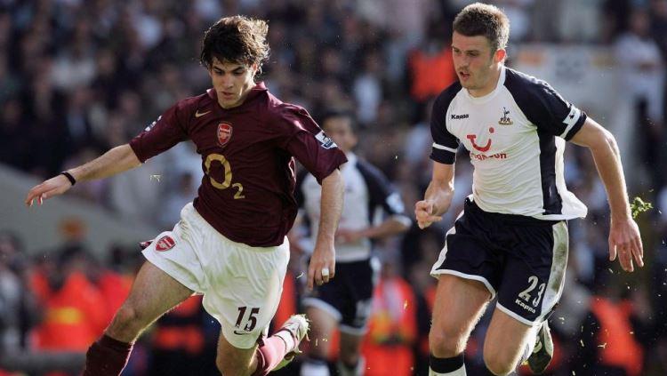 Cesc Fabregas (kiri) saat membela Arsenal dan Michael Carrick saat membela Tottenham Copyright: Getty Images