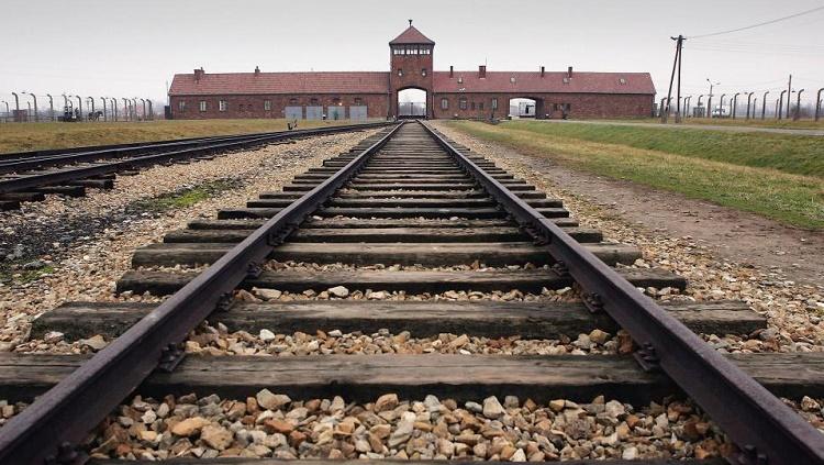 Chelsea akan mengirim penggemar rasis untuk belajar satu atau dua hal di Auschwitz Copyright: Getty Images