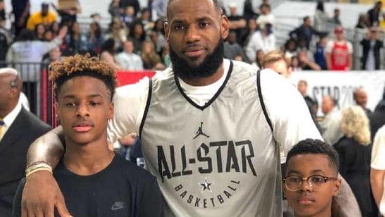 LeBron James bersama dua anak laki-lakinya. - INDOSPORT